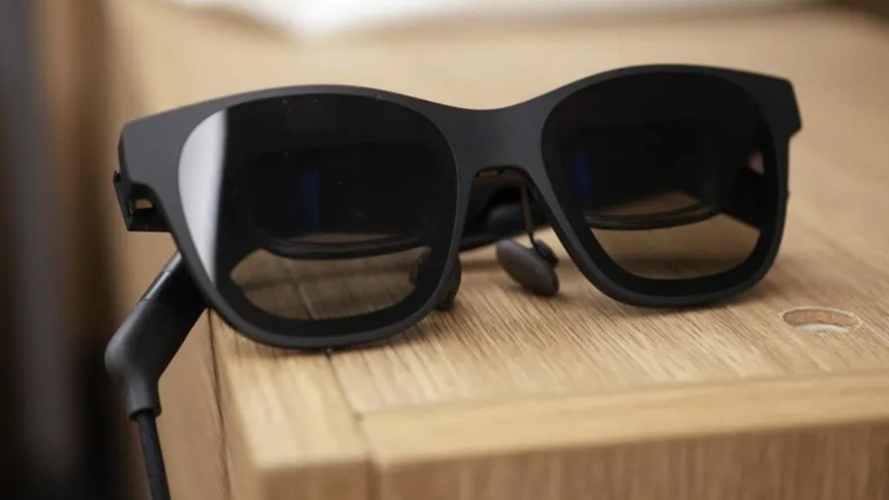 How does the proprietary Optic Engine ensure superior resolution and color accuracy in XREAL Air 2 Pro?