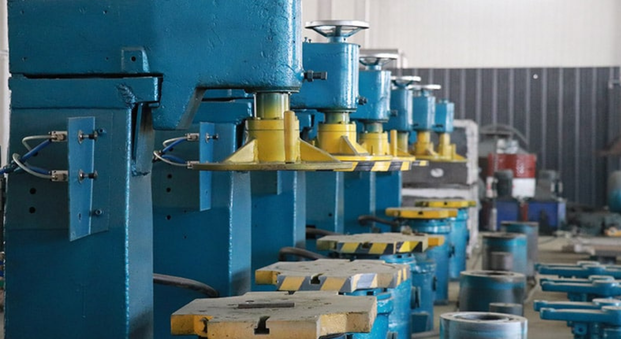 What Safety Considerations Are Important When Operating A Flaskless Molding Machine?